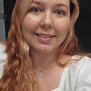 Meet your Posher, Caitlin
